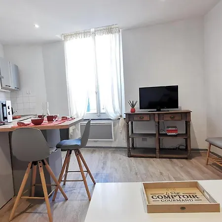 Sur Les Paves Du Pont Vieux... Carcassonne